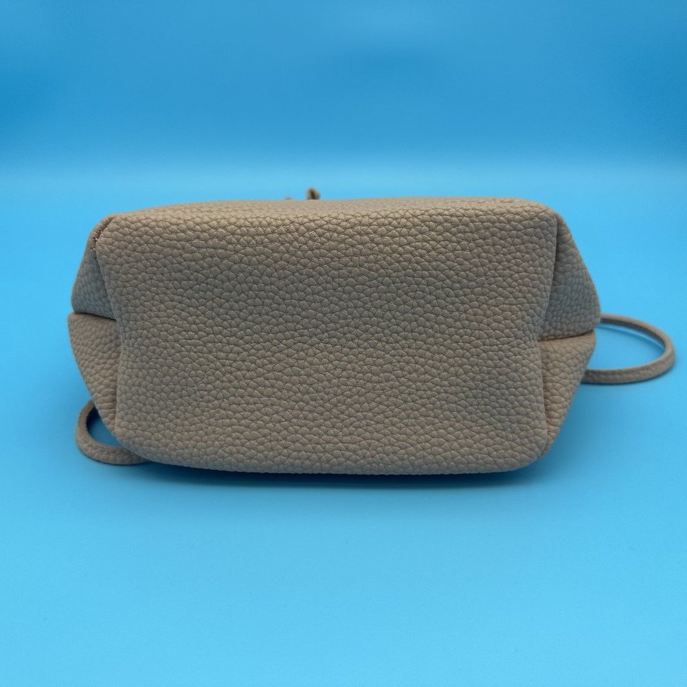 454. NWOT Macys Soft Pink Pebbled Vegan Leather Drawstring Bucket Crossbody - Picture 4 of 5